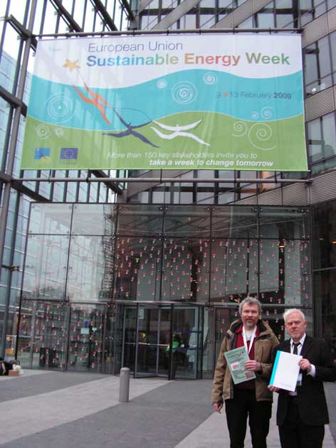 Gunnar Boye Olesen and Paul Allen in front of the EU building of the event.